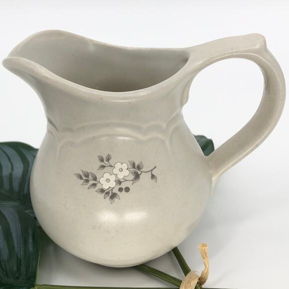 Vintage Pfaltzgraff Gray White 024 Heirloom Floral Bloom Creamer Pitcher Jug - Picture 7 of 7